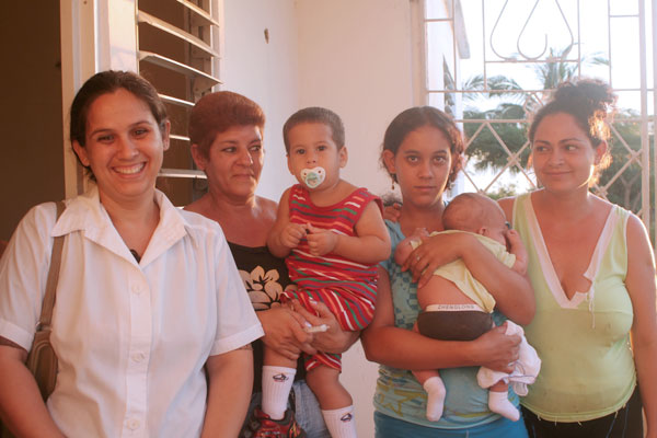 Yarisleydy Carmona junto a la doctora y sus familiares