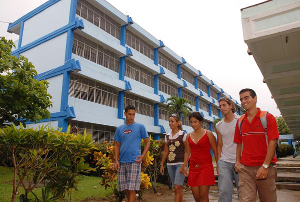 Estudiantes de la Universidad de Cienfuegos