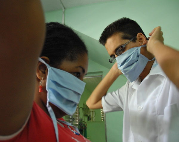 Médicos cubanos que asisten a enfermos de A (H1N1)