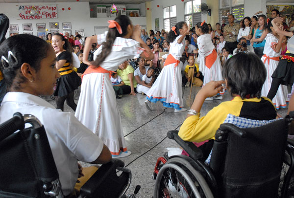 La Escuela Solidaridad con Panamá recibibe el Premio Los Zapaticos de Rosa