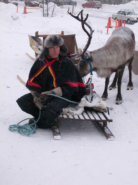 Un sami con su reno