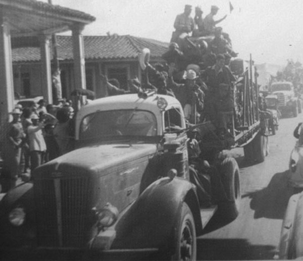 Donan fotos poco conocidas sobre la Caravana de la Victoria