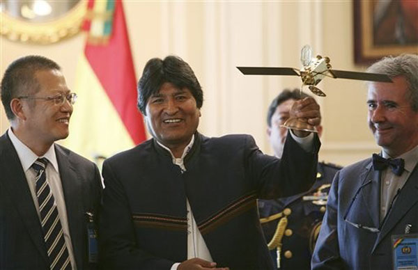 Bolivia y China construirán satélite Túpac Katari