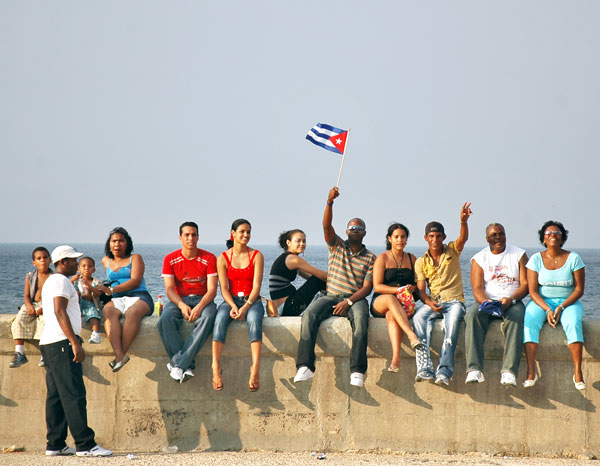 Los cubanos del malecón habanero