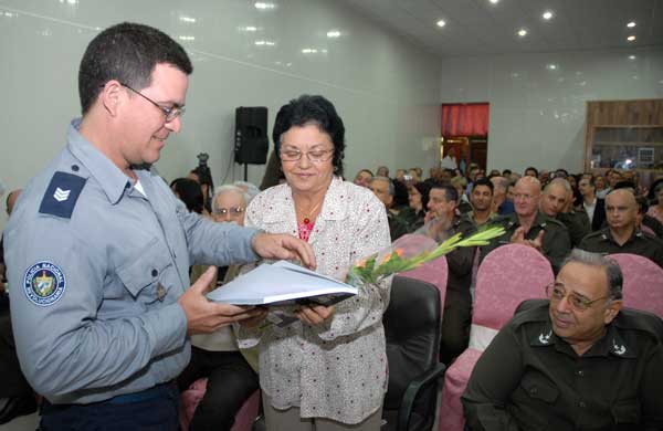 Reconocen a científicos del MININT