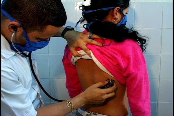  Leonel Albiza atiende a una paciente