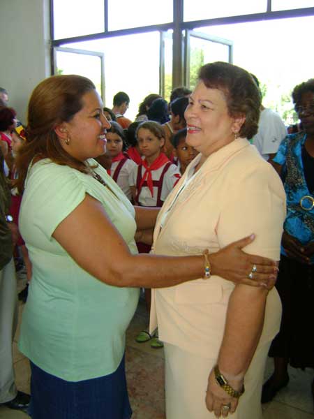 Reconocen a educadora tunera