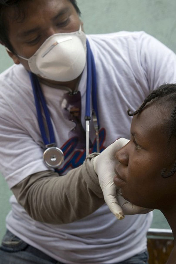 Integrante del contingente médico internacional Henry Reeve examina a una mujer