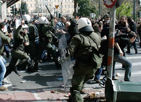 Aumenta violencia contra manifestantes en Grecia