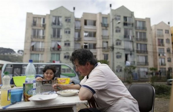Familia chilena damnificada por sismo