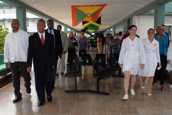 El Primer Ministro de Granada visita escuela de enfermería