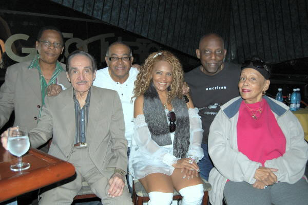 Nelson Pinedo Fedullo junto a  Omara Portuondo y otros artistas