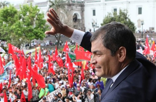 Rafael Correa saluda a sus seguidores