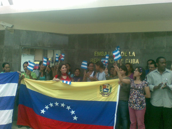 Mitin revolucionario frente a la embajada de Venezuela