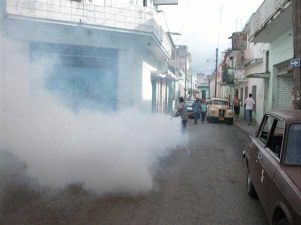 Campaña de fumigación contra el mosquito