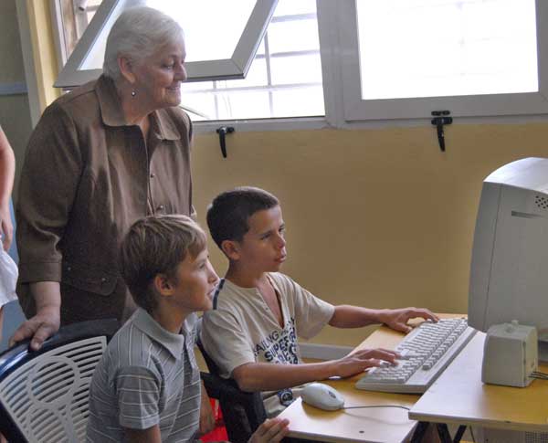 Familiares de Terry Fox visitan a niños de Chernobil