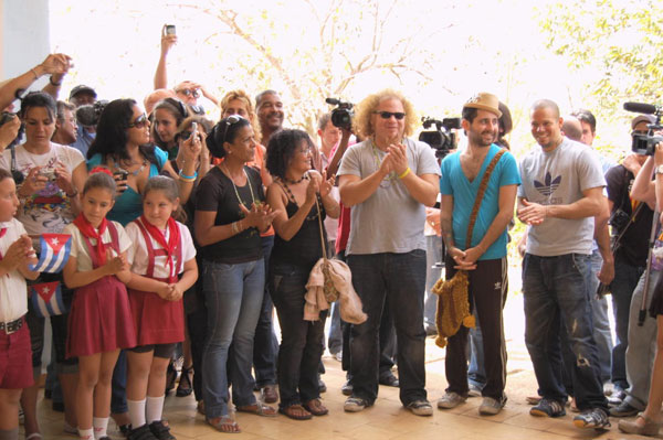 Grupo calle 13 visita escuelas cubanas
