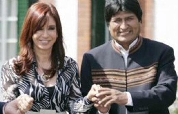 La presidenta argentina, Cristina Fernández, arribó hoy a esta ciudad de Bolivia