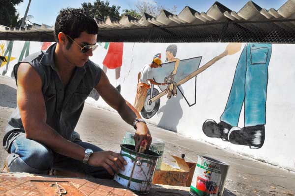 El joven artista y el mural