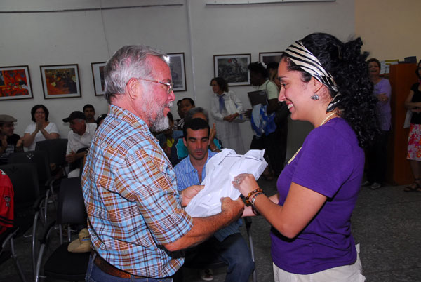 Joven creadora gana premio nacional de reseña crítica literaria Segur 2010