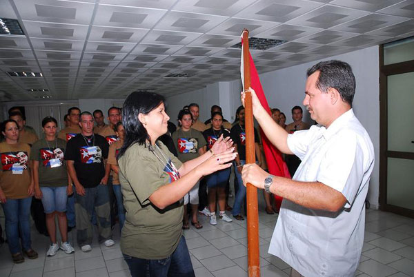 Abanderan a los Jóvenes Cienfuegueros