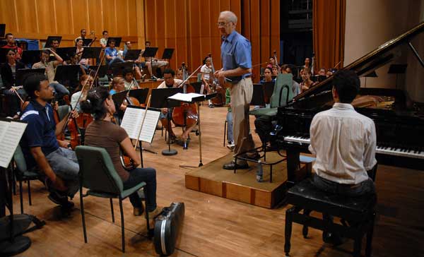 El director argentino Jorge Rotter y la orquesta del Lyceum Mozartiano de La Habana