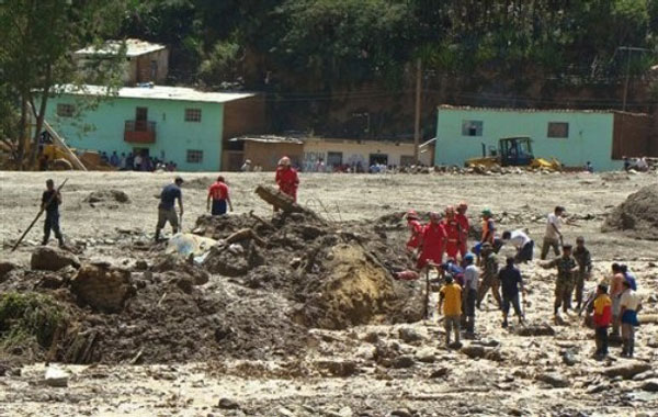 Buscan víctimas en el lodo tras alud en Perú