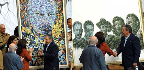 Delegados al IX Congreso de la UJC entregan cuadros de la plástica a Fidel y Raúl