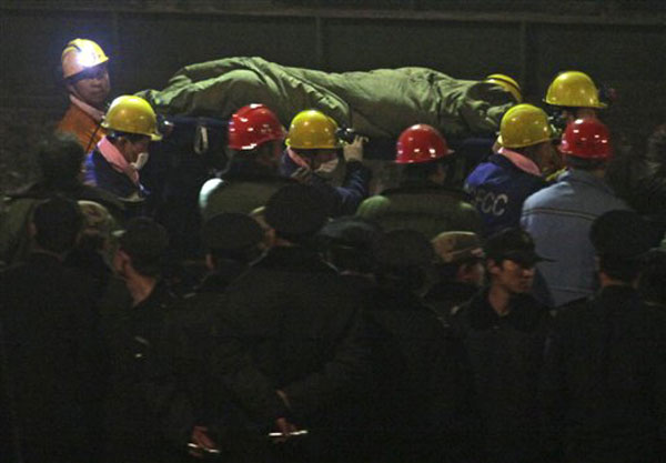 Trabajadores chinos atrapados en mina 