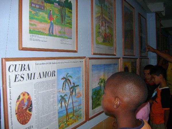 Niños rusos pintan a Cuba