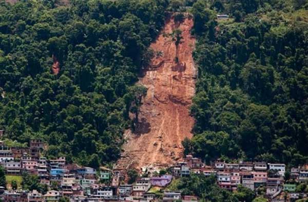 Crean caos fuertes lluvias en Río de Janeiro 