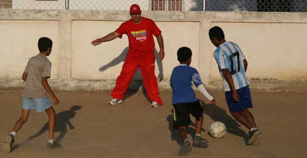Los niños de Amazonas aprenden a jugar fútbol