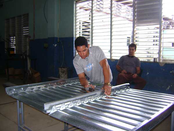 Jóvenes a los talleres de ensamblado con aluminio