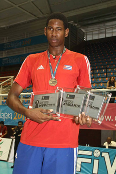 Wilfredo León con todos sus trofeos en Guadalajara