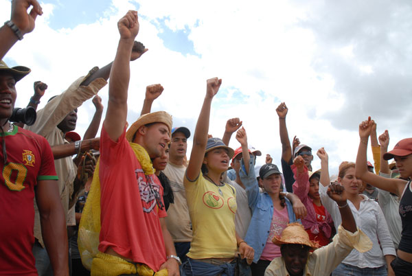 Estudiantes de la Universidad de La Habana y combatientes de las Fuerzas Armadas Revolucionarias