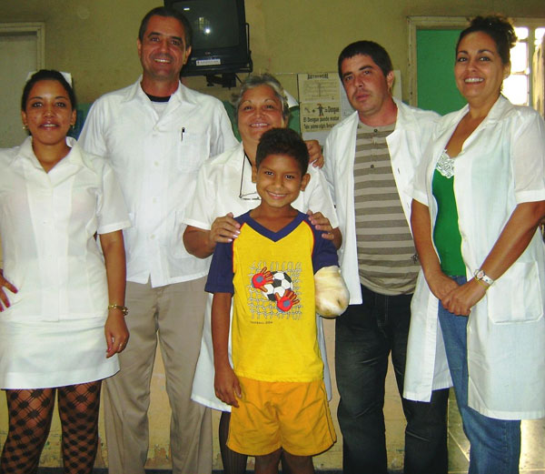 Médicos camagüeyanos junto a Osdelvis Pérez