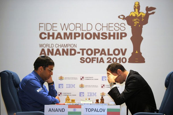 Gran Maestro indio Vishwanathan Anand en partida con Veselin Topalov