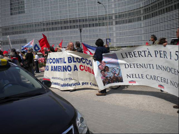 Protesta ante el Europarlamento en favor de Cuba