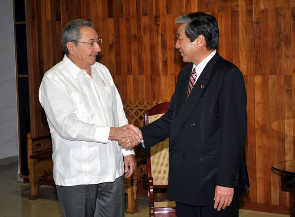 Raúl Castro Ruz y Hirotaka Akamatsu