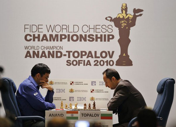 Anand y Topalov en la novena partida del match por la corona mundial de ajedrez