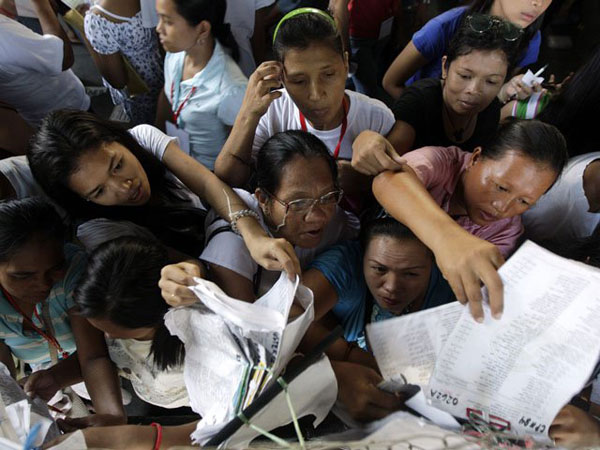 Filipinos votan en medio de violencia