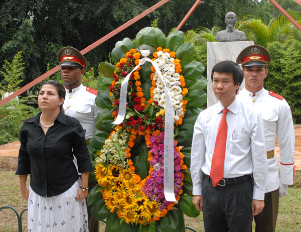 Vo Van Thuong homenajeó a Ho Chi Minh junto a Kenia Serrano, presidenta del ICAP