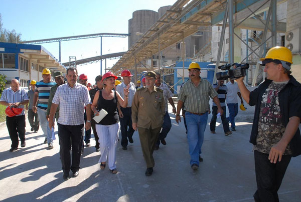 Visita Ramiro Valdés Fábrica de Cemento Carlos Marx