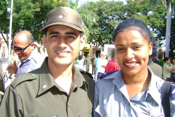 El mayor Reynaldo Gutiérrez Guerra, junto a su esposa Yalina Malestá Pérez