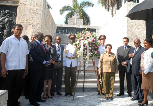 Presidente de Botswana honra a mártires cubanos