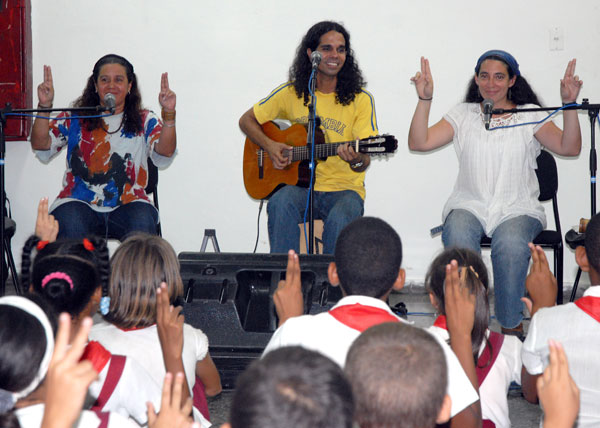 Rita del Prado y el dúo Karma en Juventud Rebelde