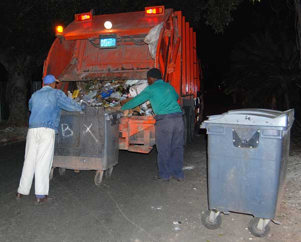 Recogida nocturna de basura en Ciudad de la Habana