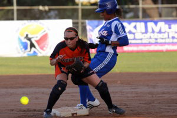 Cuba contra Holanda en softbol femenino