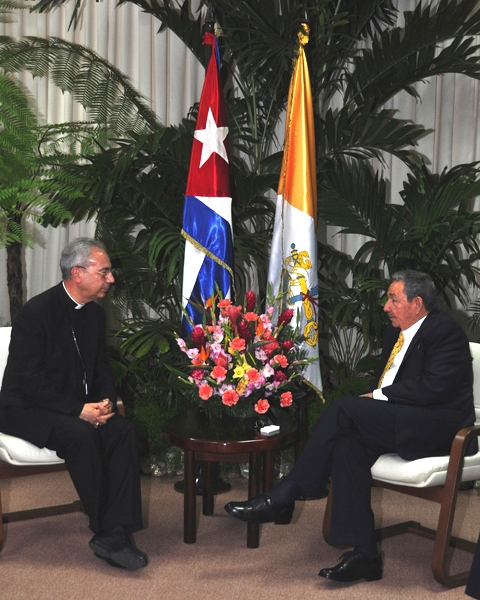 Raúl Castro Ruz y el Monseñor Dominique Mamberti