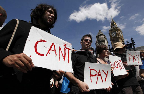 Británicos protestan por reducción del presupuesto público 